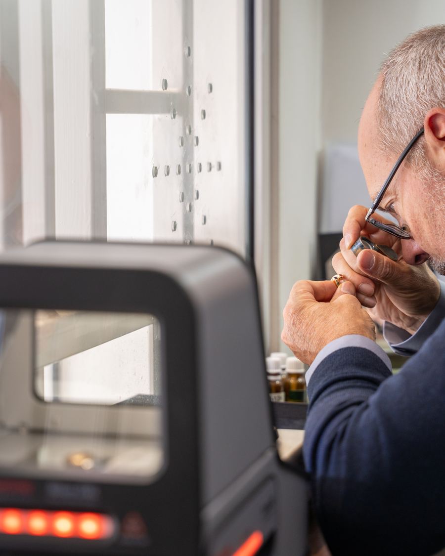 Expert en métaux précieux analysant un bijou au spectromètre à Mantes-la-Jolie