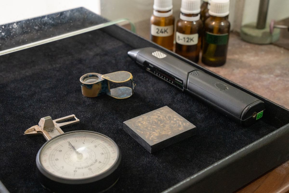 Loupe, pierre de touche, testeur électronique et balance : les outils d'expertise de l'or